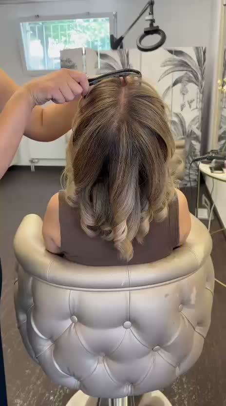 Extensions und dunkle Locken — Handwerk im Detail bei Hairbysonguel